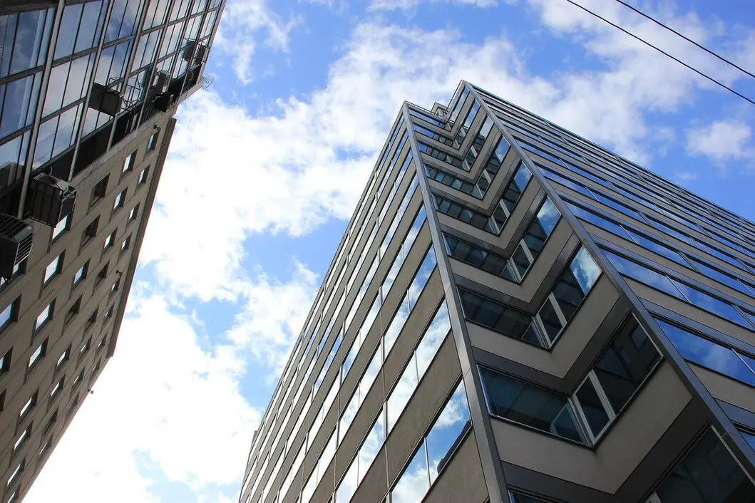 Agente immobiliare che valuta un appartamento