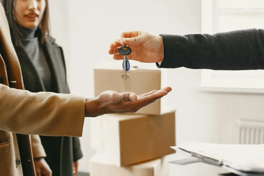 Cartello vendesi davanti a un appartamento