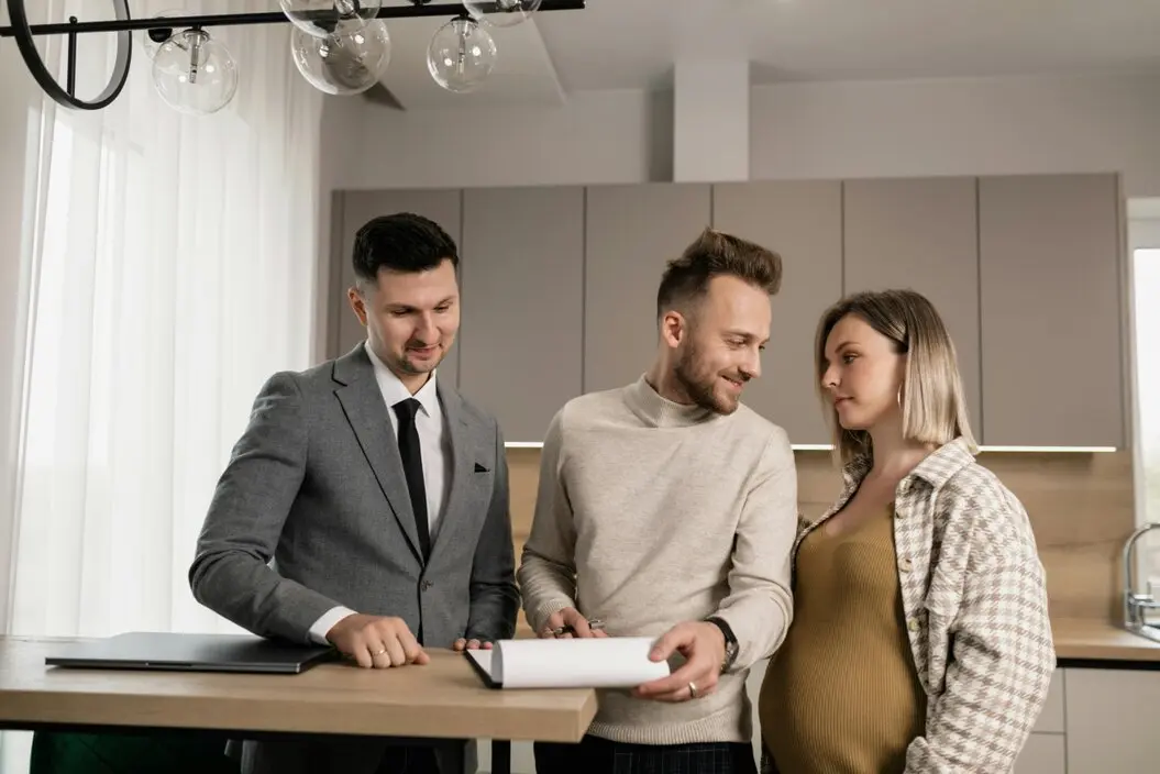 Consulenza immobiliare tra agente e clienti