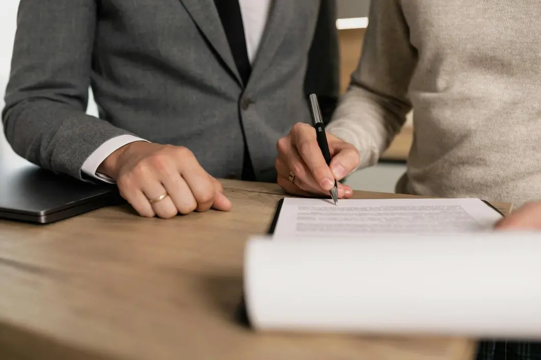 Firma di un contratto di affitto per un appartamento